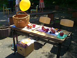 Stand des Frdervereins, pfel gab's GRATIS